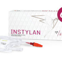 Foto einer Packung Instylan. Davor liegt ein Injektionsbeutel Instylan. An der Packung steht "6 mal"